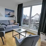 Meerfarbig - Haustierfrei -terrasse Mit Strandkorb Oder Balkon - Glasfaser - Parkplatz - Fahrradschuppen - Waschtrockner - E-ladesaeule- Ruhig Und Zentral - Nichtraucher * Zingst