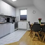 Meerfarbig - Haustierfrei -terrasse Mit Strandkorb Oder Balkon - Glasfaser - Parkplatz - Fahrradschuppen - Waschtrockner - E-ladesaeule- Ruhig Und Zentral - Nichtraucher * Zingst