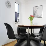 Meerfarbig - Haustierfrei -terrasse Mit Strandkorb Oder Balkon - Glasfaser - Parkplatz - Fahrradschuppen - Waschtrockner - E-ladesaeule- Ruhig Und Zentral - Nichtraucher Zingst