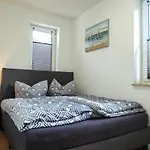 Meerfarbig - Haustierfrei -terrasse Mit Strandkorb Oder Balkon - Glasfaser - Parkplatz - Fahrradschuppen - Waschtrockner - E-ladesaeule- Ruhig Und Zentral - Nichtraucher *