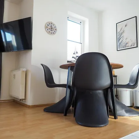 Meerfarbig - Haustierfrei -terrasse Mit Strandkorb Oder Balkon - Glasfaser - Parkplatz - Fahrradschuppen - Waschtrockner - E-ladesaeule- Ruhig Und Zentral - Nichtraucher Apartman *