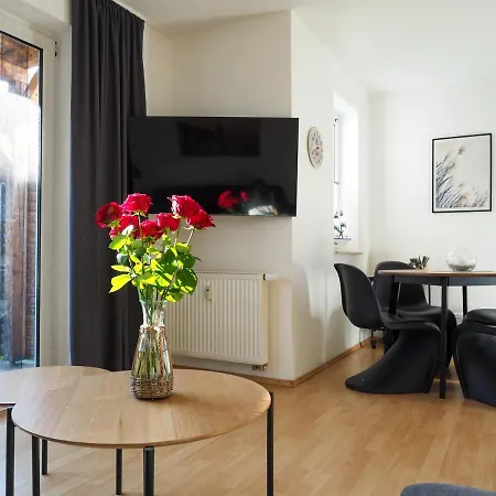 Haustierfrei - Glasfaser - Meerfarbig -terrasse Mit Strandkorb Oder Balkon - Parkplatz - Fahrradschuppen - Waschtrockner - E-ladesaeule- Ruhig Und Zentral - Nichtraucher Zingst