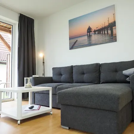 Haustierfrei - Meerfarbig -glasfaser - Terrasse Mit Strandkorb Oder Balkon - Parkplatz - Fahrradschuppen - Waschtrockner - E-ladesaeule- Ruhig Und Zentral - Nichtraucher Zingst