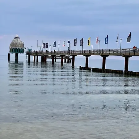 Haustierfrei - Glasfaser - Meerfarbig -terrasse Mit Strandkorb Oder Balkon - Parkplatz - Fahrradschuppen - Waschtrockner - E-ladesaeule- Ruhig Und Zentral - Nichtraucher * 징스트