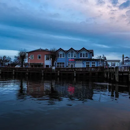 Ferienwohnungen Meerfarbig Zingst - Haustierfrei -Terrasse Mit Strandkorb Oder Balkon - E-Ladesaeule - Parkplatz - Wlan - Fahrradschuppen - Waschtrockner - Ruhig Und Zentral - Nichtraucher * Zingst