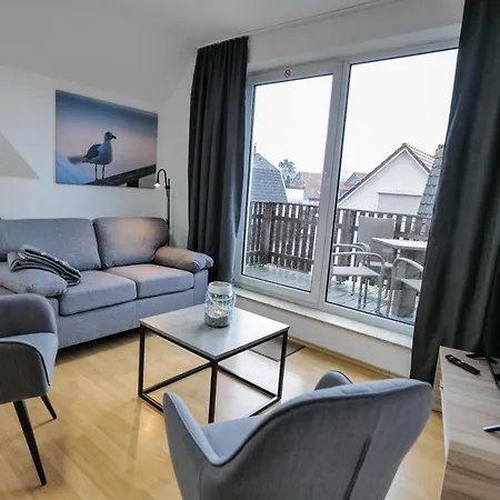Haustierfrei - Glasfaser - Meerfarbig -terrasse Mit Strandkorb Oder Balkon - Parkplatz - Fahrradschuppen - Waschtrockner - E-ladesaeule- Ruhig Und Zentral - Nichtraucher * Zingst