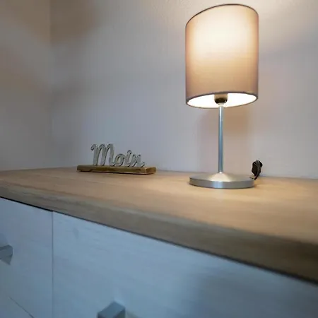 Meerfarbig - Haustierfrei -terrasse Mit Strandkorb Oder Balkon - Glasfaser - Parkplatz - Fahrradschuppen - Waschtrockner - E-ladesaeule- Ruhig Und Zentral - Nichtraucher *