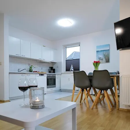 Meerfarbig - Haustierfrei -terrasse Mit Strandkorb Oder Balkon - Glasfaser - Parkplatz - Fahrradschuppen - Waschtrockner - E-ladesaeule- Ruhig Und Zentral - Nichtraucher * Zingst