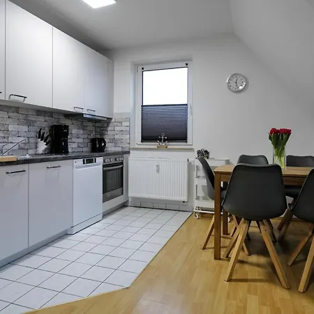 Haustierfrei - Glasfaser - Meerfarbig -terrasse Mit Strandkorb Oder Balkon - Parkplatz - Fahrradschuppen - Waschtrockner - E-ladesaeule- Ruhig Und Zentral - Nichtraucher * 青斯特