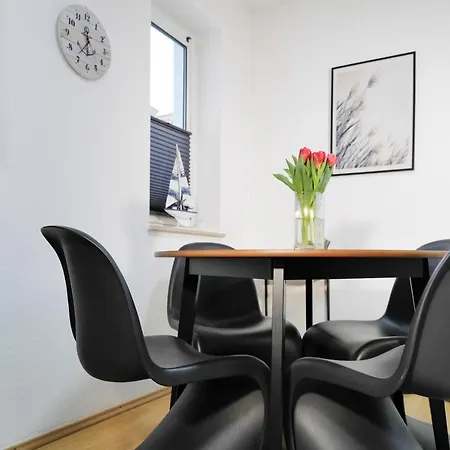 Haustierfrei - Glasfaser - Meerfarbig -terrasse Mit Strandkorb Oder Balkon - Parkplatz - Fahrradschuppen - Waschtrockner - E-ladesaeule- Ruhig Und Zentral - Nichtraucher 青斯特