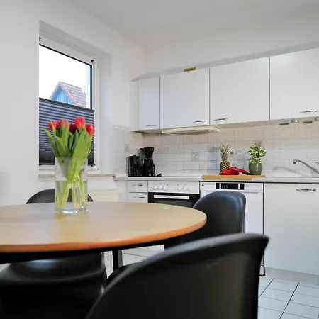 Haustierfrei - Glasfaser - Meerfarbig -terrasse Mit Strandkorb Oder Balkon - Parkplatz - Fahrradschuppen - Waschtrockner - E-ladesaeule- Ruhig Und Zentral - Nichtraucher 아파트 징스트