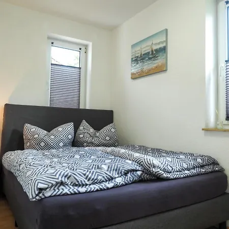 Haustierfrei - Glasfaser - Meerfarbig -terrasse Mit Strandkorb Oder Balkon - Parkplatz - Fahrradschuppen - Waschtrockner - E-ladesaeule- Ruhig Und Zentral - Nichtraucher *