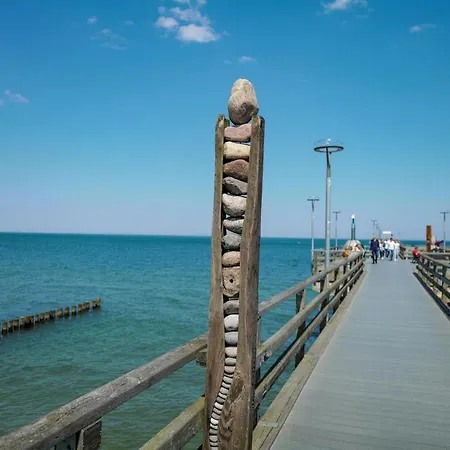 Meerfarbig - Haustierfrei -terrasse Mit Strandkorb Oder Balkon - Glasfaser - Parkplatz - Fahrradschuppen - Waschtrockner - E-ladesaeule- Ruhig Und Zentral - Nichtraucher * Zingst