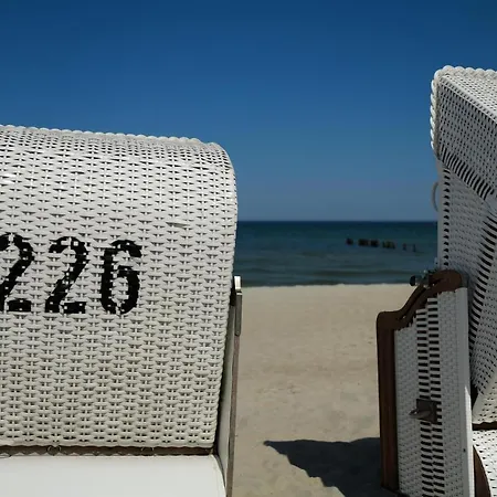Haustierfrei - Glasfaser - Meerfarbig -terrasse Mit Strandkorb Oder Balkon - Parkplatz - Fahrradschuppen - Waschtrockner - E-ladesaeule- Ruhig Und Zentral - Nichtraucher *