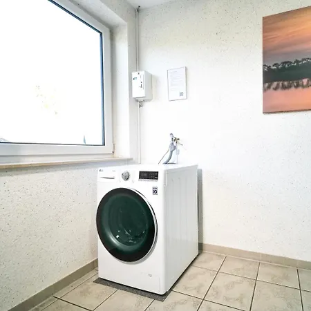 Haustierfrei - Glasfaser - Meerfarbig -terrasse Mit Strandkorb Oder Balkon - Parkplatz - Fahrradschuppen - Waschtrockner - E-ladesaeule- Ruhig Und Zentral - Nichtraucher Zingst