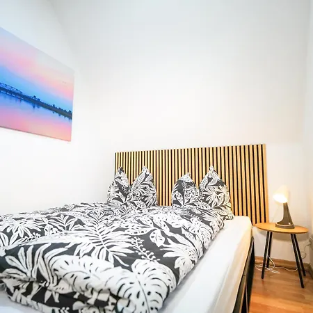 Haustierfrei - Glasfaser - Meerfarbig -terrasse Mit Strandkorb Oder Balkon - Parkplatz - Fahrradschuppen - Waschtrockner - E-ladesaeule- Ruhig Und Zentral - Nichtraucher *