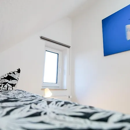 Haustierfrei - Glasfaser - Meerfarbig -terrasse Mit Strandkorb Oder Balkon - Parkplatz - Fahrradschuppen - Waschtrockner - E-ladesaeule- Ruhig Und Zentral - Nichtraucher Zingst