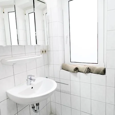 Haustierfrei - Glasfaser - Meerfarbig -terrasse Mit Strandkorb Oder Balkon - Parkplatz - Fahrradschuppen - Waschtrockner - E-ladesaeule- Ruhig Und Zentral - Nichtraucher 아파트 징스트