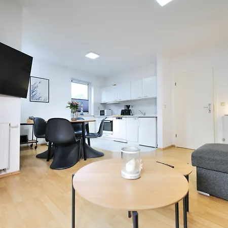 Meerfarbig - Haustierfrei -terrasse Mit Strandkorb Oder Balkon - Glasfaser - Parkplatz - Fahrradschuppen - Waschtrockner - E-ladesaeule- Ruhig Und Zentral - Nichtraucher *