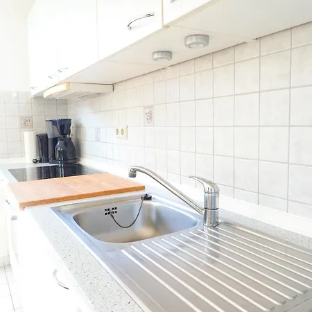 Haustierfrei - Glasfaser - Meerfarbig -terrasse Mit Strandkorb Oder Balkon - Parkplatz - Fahrradschuppen - Waschtrockner - E-ladesaeule- Ruhig Und Zentral - Nichtraucher