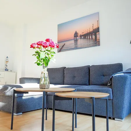 Meerfarbig - Haustierfrei -terrasse Mit Strandkorb Oder Balkon - Glasfaser - Parkplatz - Fahrradschuppen - Waschtrockner - E-ladesaeule- Ruhig Und Zentral - Nichtraucher Apartman *