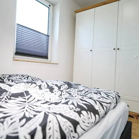 Haustierfrei - Glasfaser - Meerfarbig -terrasse Mit Strandkorb Oder Balkon - Parkplatz - Fahrradschuppen - Waschtrockner - E-ladesaeule- Ruhig Und Zentral - Nichtraucher * Zingst