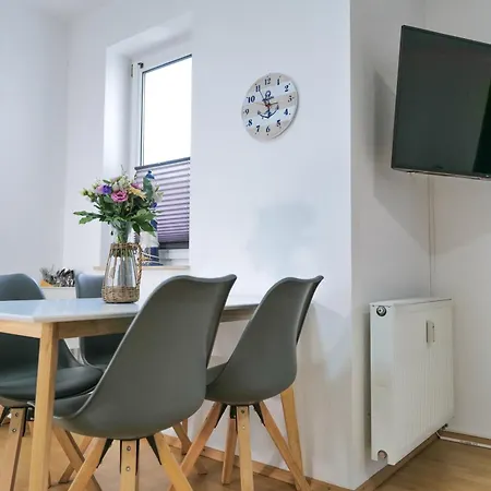 Haustierfrei - Glasfaser - Meerfarbig -terrasse Mit Strandkorb Oder Balkon - Parkplatz - Fahrradschuppen - Waschtrockner - E-ladesaeule- Ruhig Und Zentral - Nichtraucher 아파트 징스트