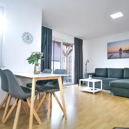 Meerfarbig - Haustierfrei -terrasse Mit Strandkorb Oder Balkon - Glasfaser - Parkplatz - Fahrradschuppen - Waschtrockner - E-ladesaeule- Ruhig Und Zentral - Nichtraucher *