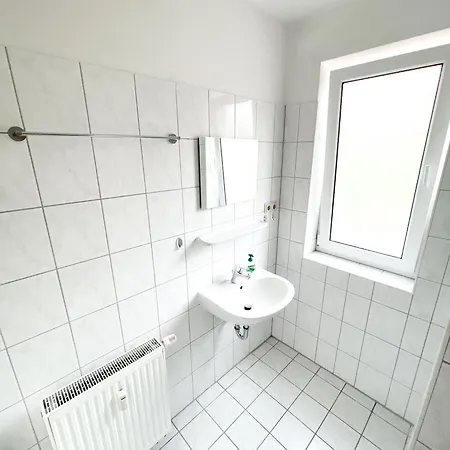 Meerfarbig - Haustierfrei -terrasse Mit Strandkorb Oder Balkon - Glasfaser - Parkplatz - Fahrradschuppen - Waschtrockner - E-ladesaeule- Ruhig Und Zentral - Nichtraucher *