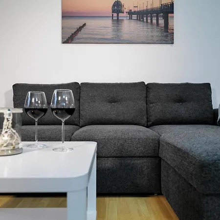 Haustierfrei - Glasfaser - Meerfarbig -terrasse Mit Strandkorb Oder Balkon - Parkplatz - Fahrradschuppen - Waschtrockner - E-ladesaeule- Ruhig Und Zentral - Nichtraucher Zingst