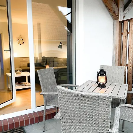 Meerfarbig - Haustierfrei -terrasse Mit Strandkorb Oder Balkon - Glasfaser - Parkplatz - Fahrradschuppen - Waschtrockner - E-ladesaeule- Ruhig Und Zentral - Nichtraucher Apartman Zingst